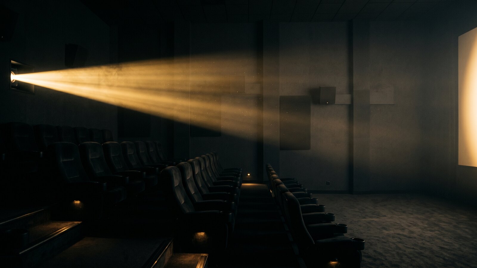 Sala de cinema escura com feixe de projetor representando canais de filmes em 4K HDR ao vivo